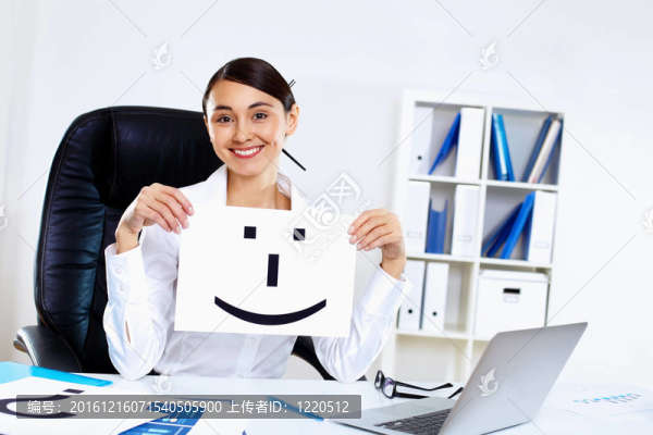 年輕婦女在辦公室上班