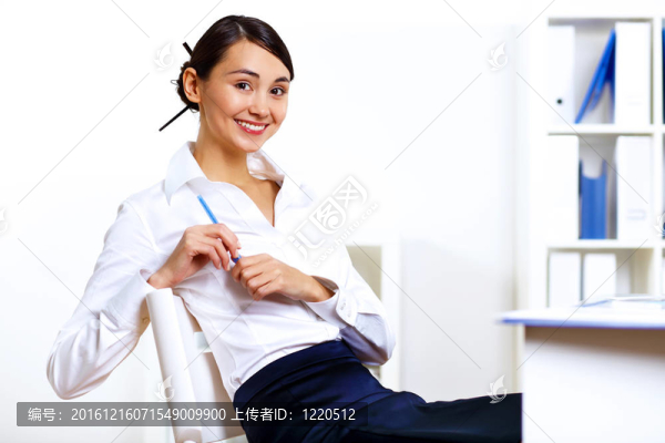 年輕婦女在辦公室上班