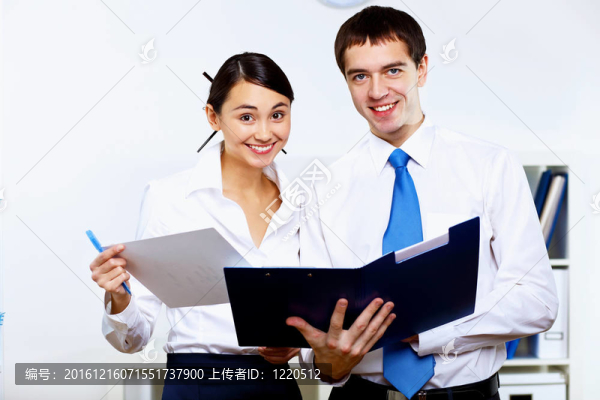 在辦公室的同事兩年輕業(yè)務(wù)