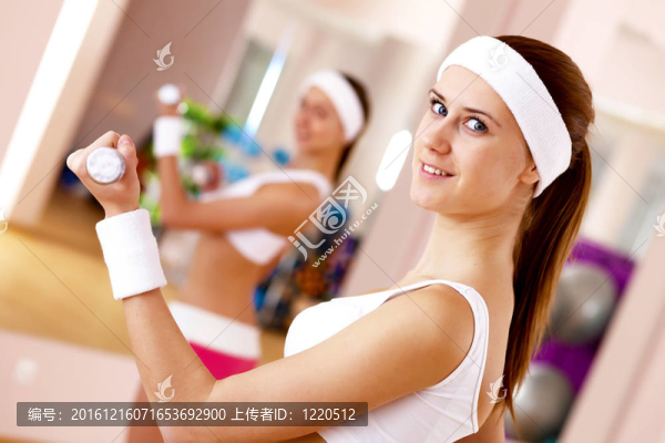 年輕女子在健身房做運動