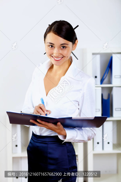 年輕婦女在辦公室上班