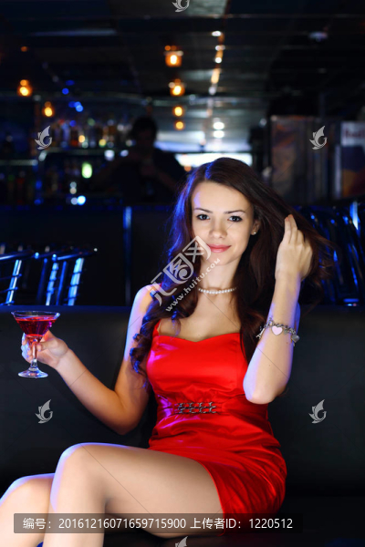 夜總會(huì)里有魅力的女人喝一杯