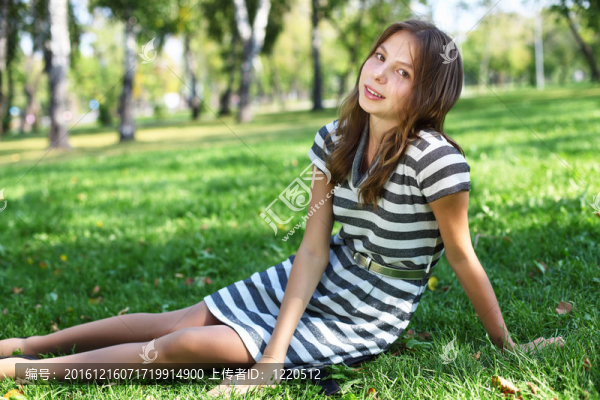 夏日公園的年輕女子