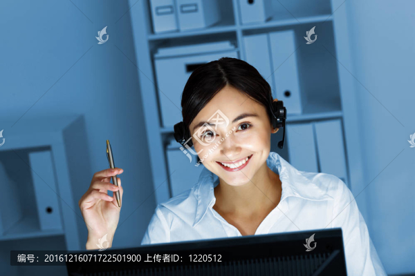 年輕女士在商務(wù)服和耳機(jī)