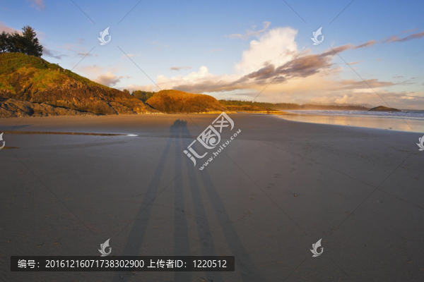 夕陽(yáng)上的長(zhǎng)長(zhǎng)影子。