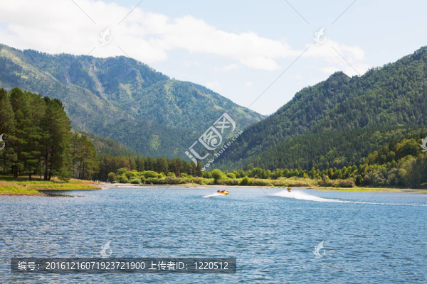 美麗的山水山湖在晴朗的天氣