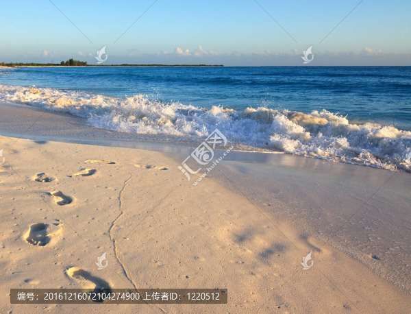 白色沙灘上的腳印。海灘餐廳。古巴長島。古巴.