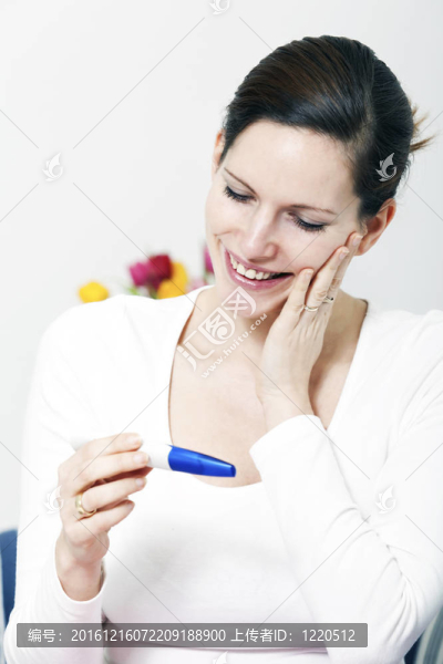 懷孕積極快樂(lè)的女人
