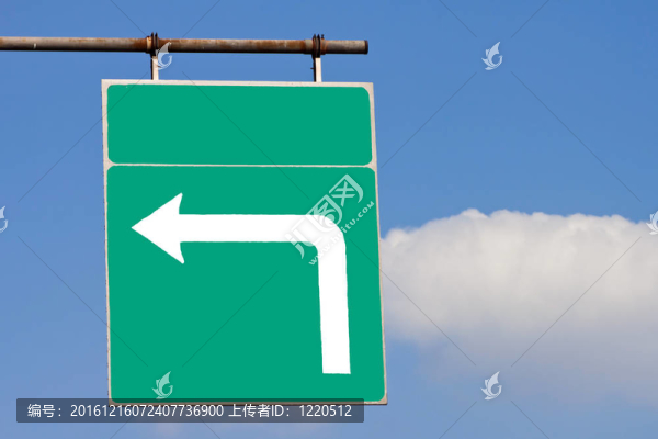 彎道上空的彎道交通標(biāo)志；右轉(zhuǎn)