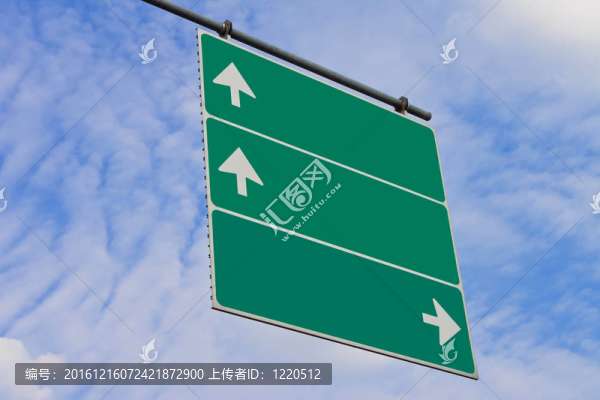 彎道上空的彎道交通標志；右轉(zhuǎn)
