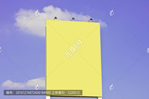 空白廣告牌的空間，你的廣告對藍天