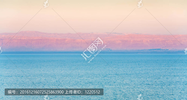 死海海岸的粉紅色日出