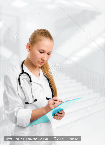 醫(yī)生用聽診器的女人微笑