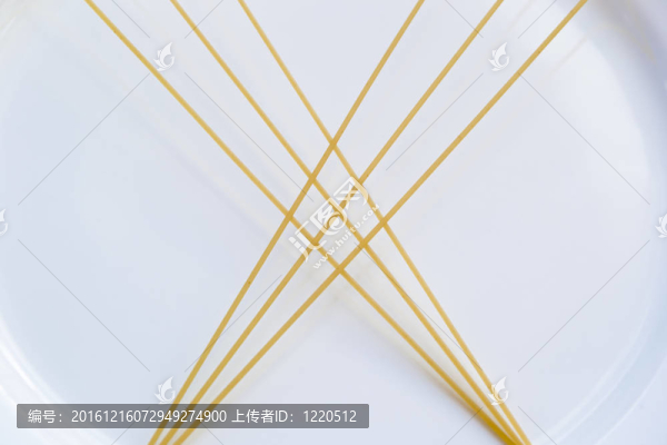 盤子上生的意大利面條