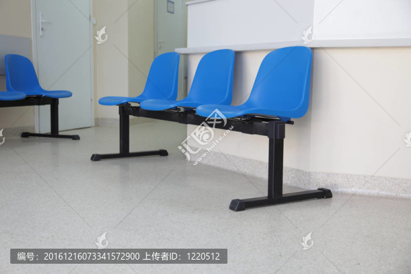 候車室地板上的藍(lán)色椅子