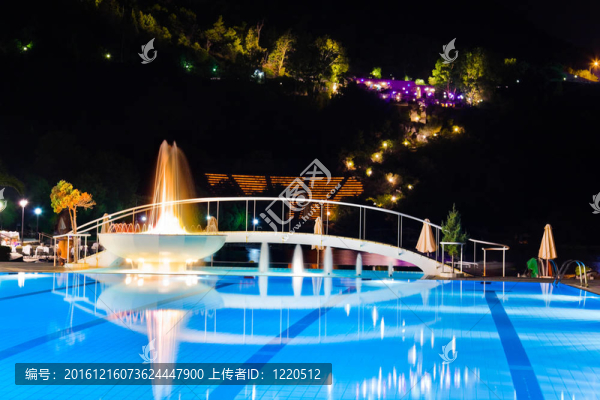 夜晚的水池和噴泉