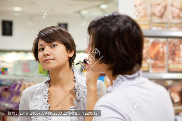 化妝品店的女人