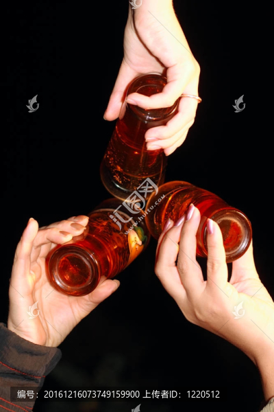 三杯啤酒在婦女手中