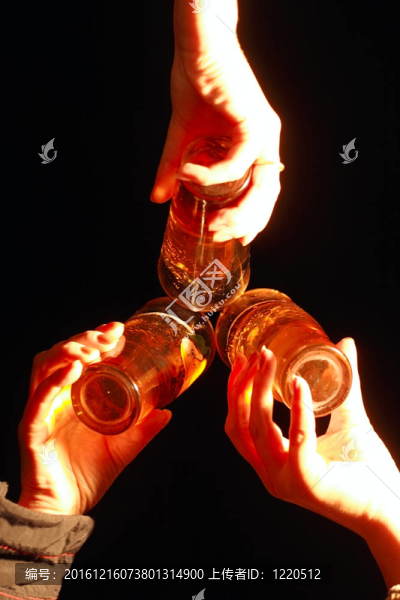 三杯啤酒在婦女手中