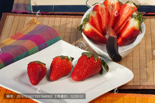 鮮紅色草莓放在盤子里一些片在碗里