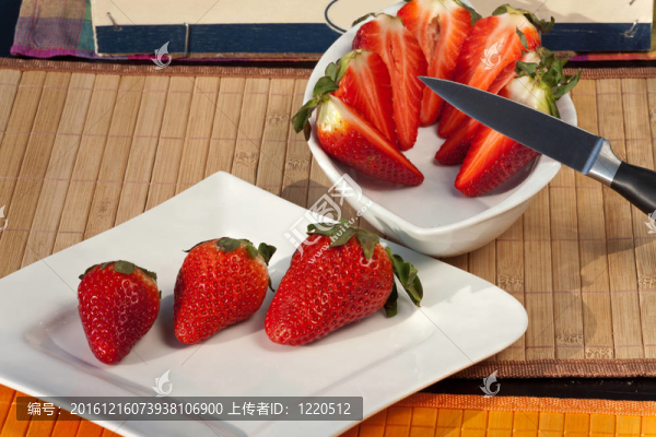 鮮紅色草莓放在盤子里一些片在碗里