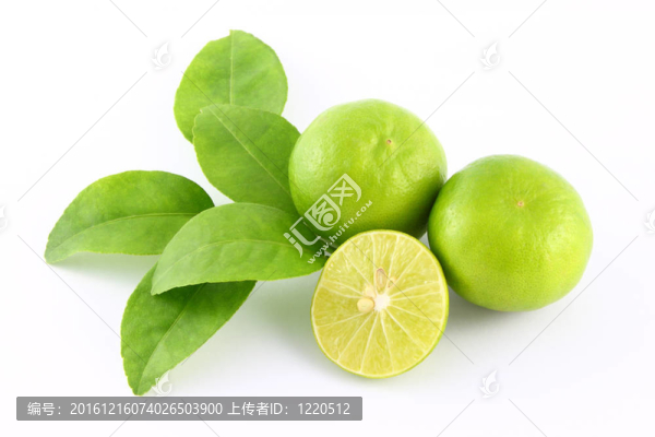 在白色背景的酸橙果實和葉片。