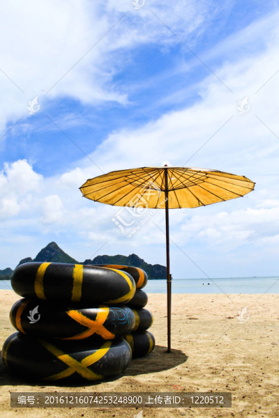 海灘上的陽傘和環(huán)