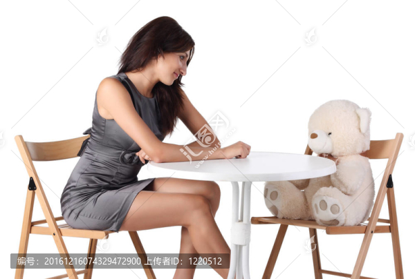 年輕婦女看著泰迪熊