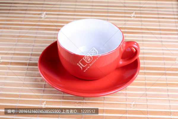 空紅色杯子在盤子里