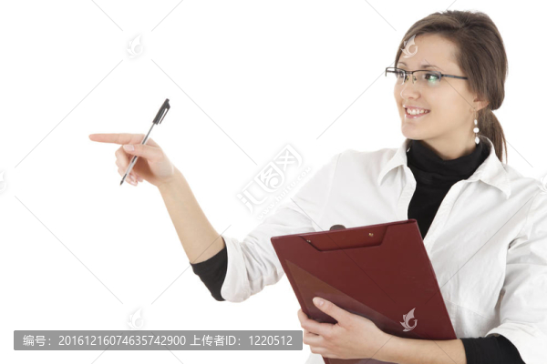 用剪貼板和鋼筆指向女學(xué)生；白色背景
