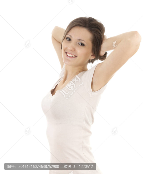 快樂的少女抬起手臂；白色背景