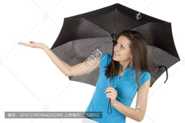 持雨傘的年輕婦女；檢查雨水；白色背景