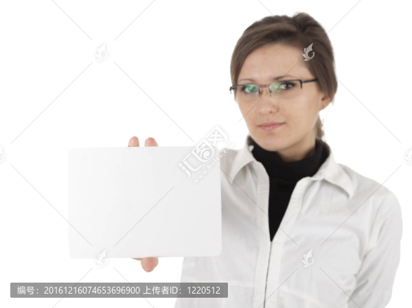 帶空白卡片的年輕女子；白色背景
