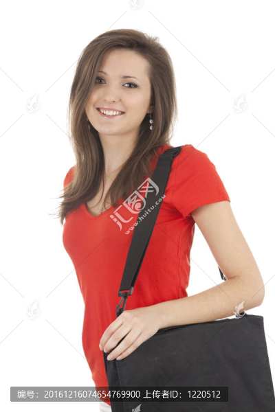 微笑迷人的年輕女子與筆記本電腦包；白色背景