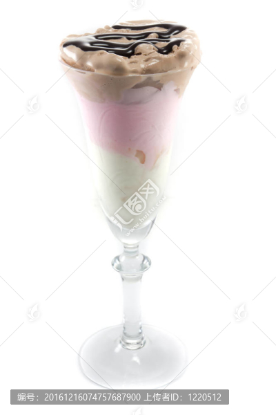 上面有巧克力在葡萄酒杯冰淇淋