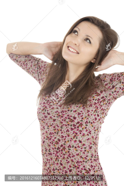 快樂(lè)的年輕女人抬頭；白色背景
