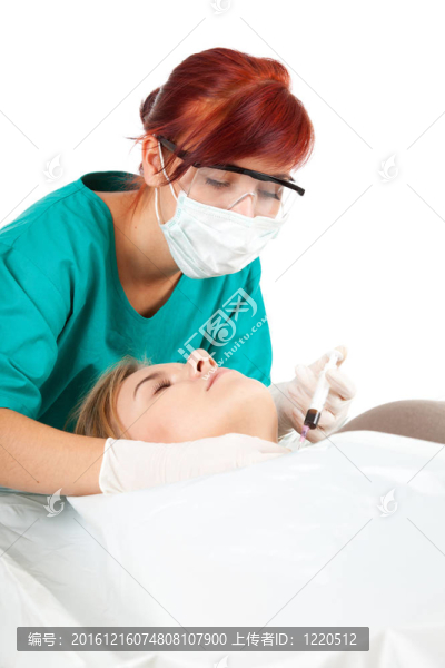 對死者的法醫(yī)病理學家和袋的年輕女子