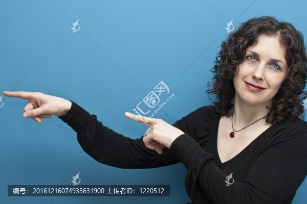 女人指著東西感興趣