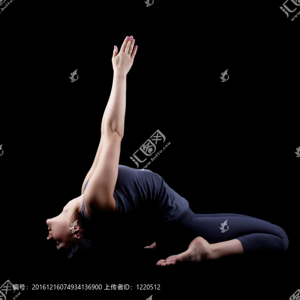 美麗的女人坐在瑜伽體式中分離