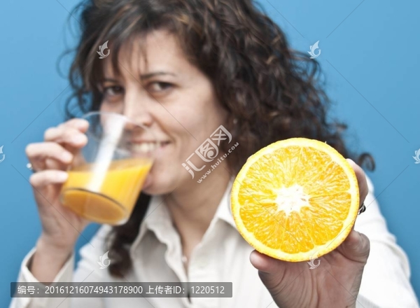 橙汁青年女子