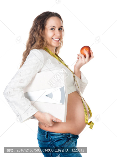 懷孕婦女與蘋果和體重秤