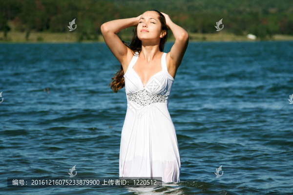 美女在水里