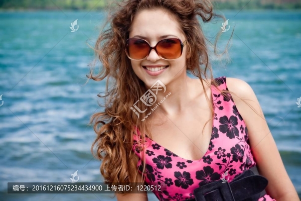 美麗的微笑女孩在粉紅色的裙子