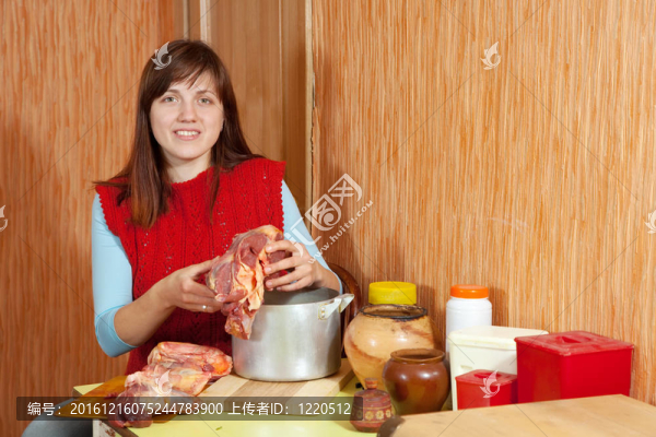 女人煮牛肉