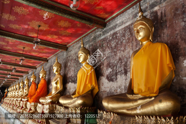 金色的佛寺suthat騎樓；曼谷