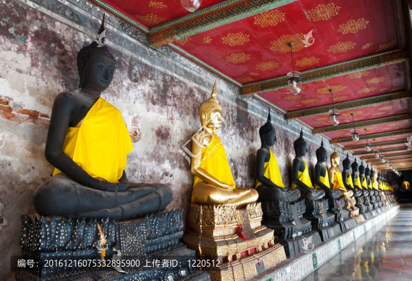 一排坐佛雕像在Wat,Suthat寺