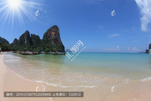 沙灘上的白沙和溫柔的海浪