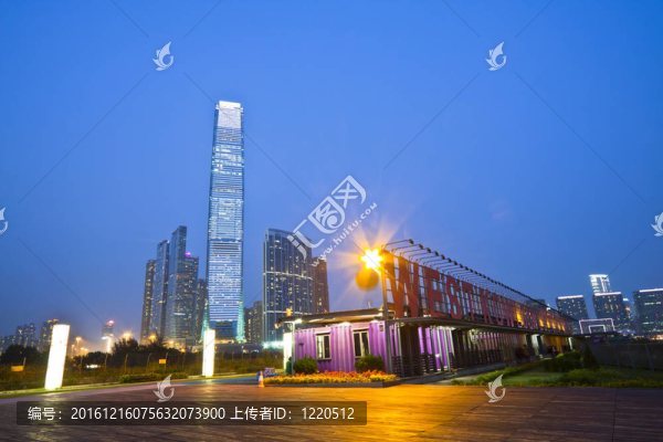 香港的天際線在夜間在西九龍海濱長廊