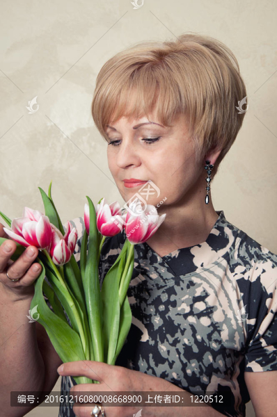 美女抱花