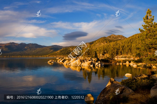 湖的日落